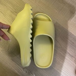 Yeezy Resin size 6.5 in womens